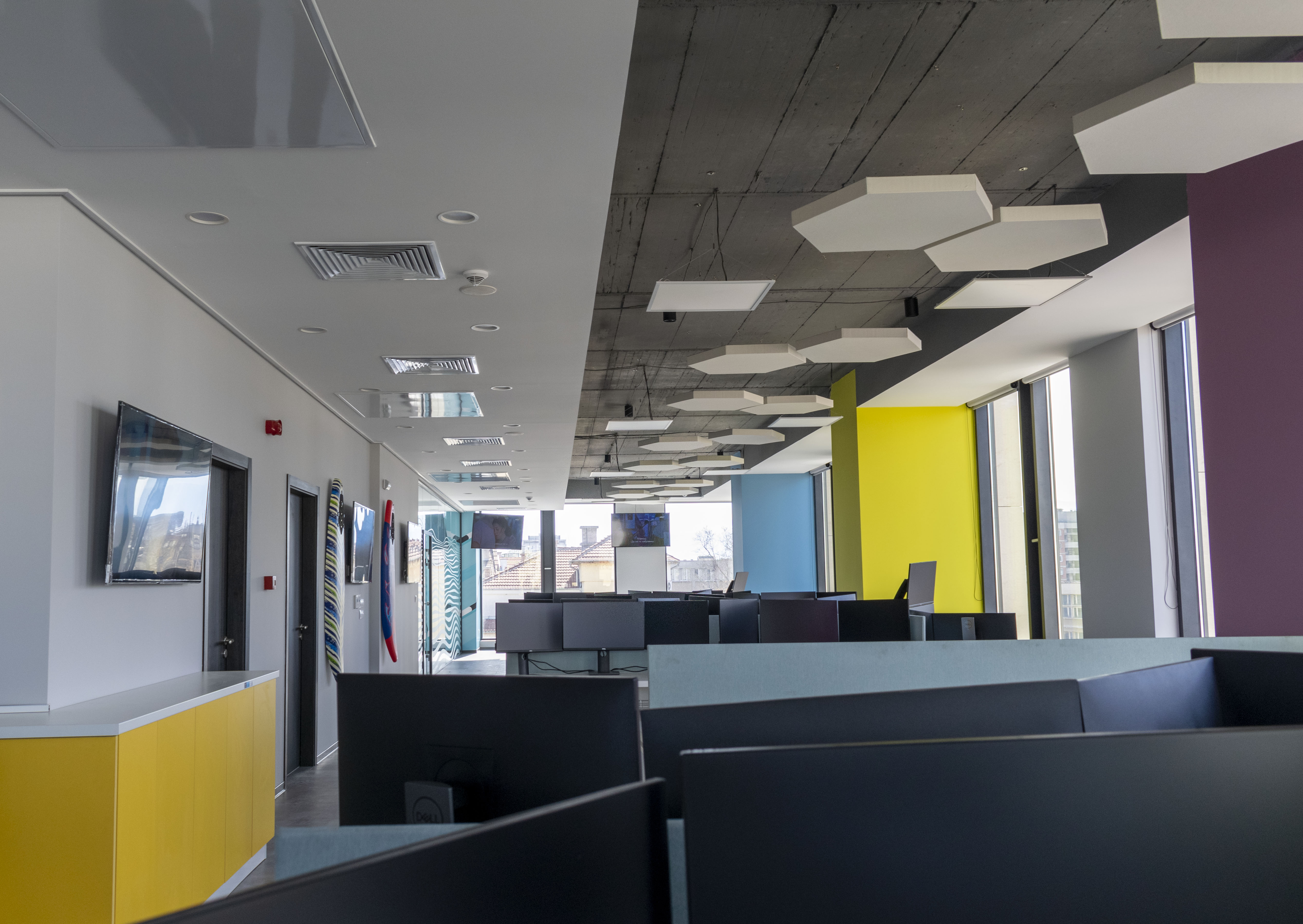 Acoustic baffles in an IT office